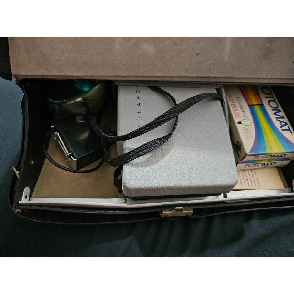 Vintage Polaroid Automatic 230 Land Camera Kit with Case Flash Bulbs Manual